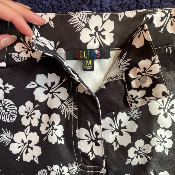 Delia’s Mini-skirt - Picture 4 of 4